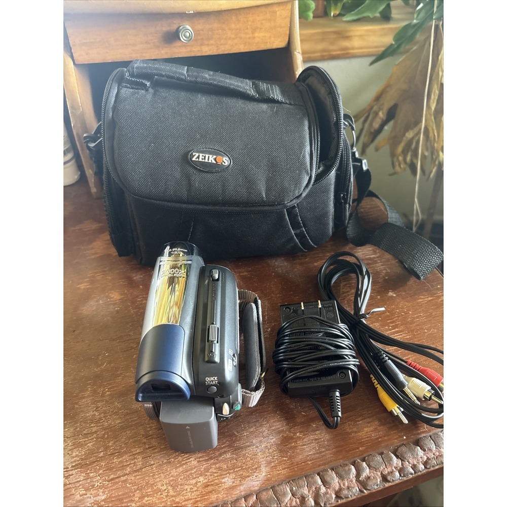 Canon ZR900 MiniDV Digital Camcorder With Battery And Charger